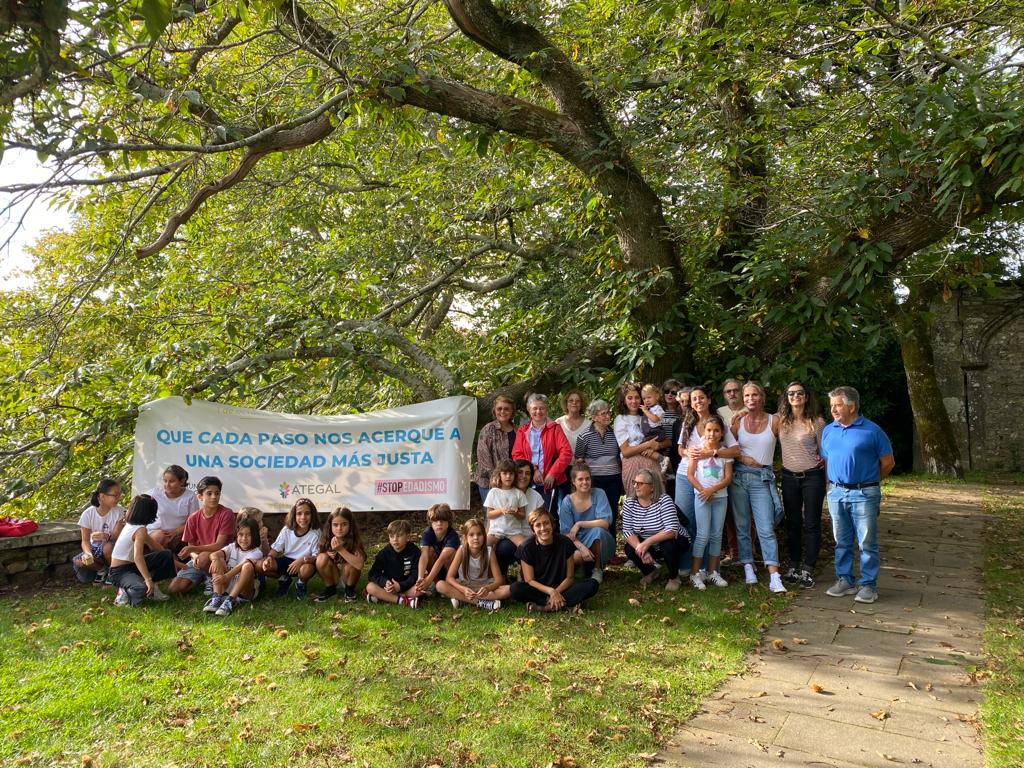 Foto de las Aulas Sénior de Galicia en la que todos se reúnen para celebrar el Día de las Personas Mayores